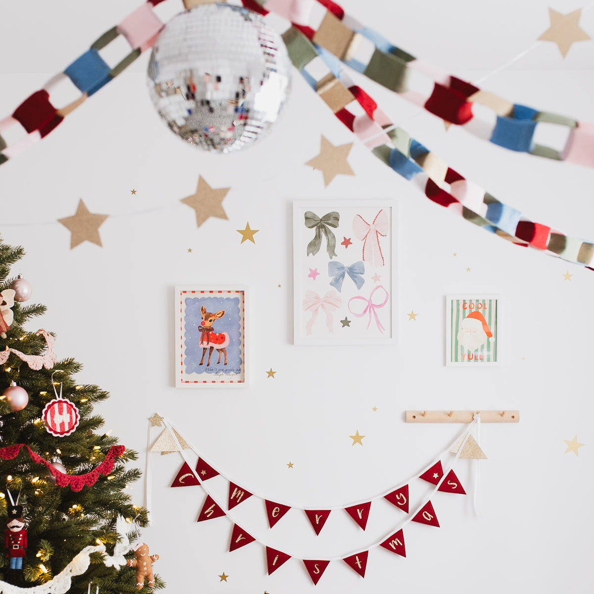 Felt chain garland as Christmas decoration