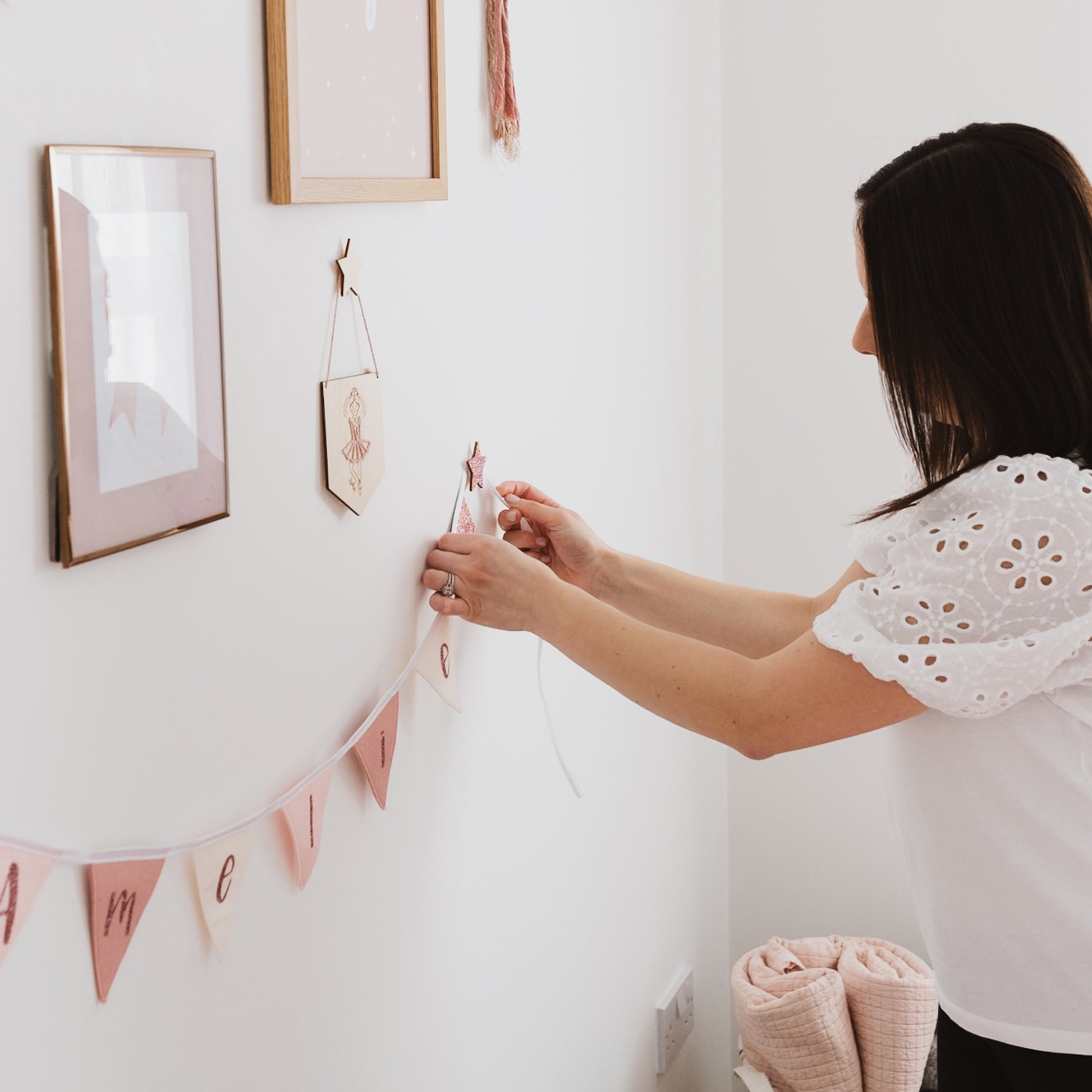 how to hang bunting in girls bedroom