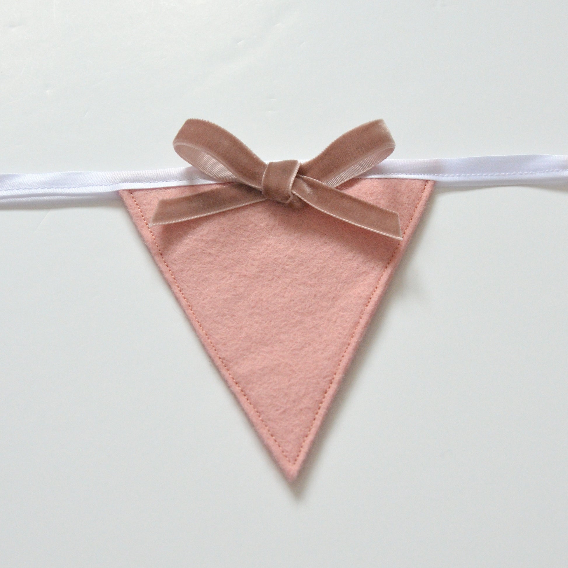 Bow bunting