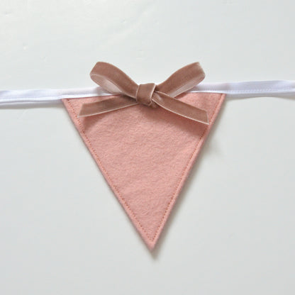 Bow bunting