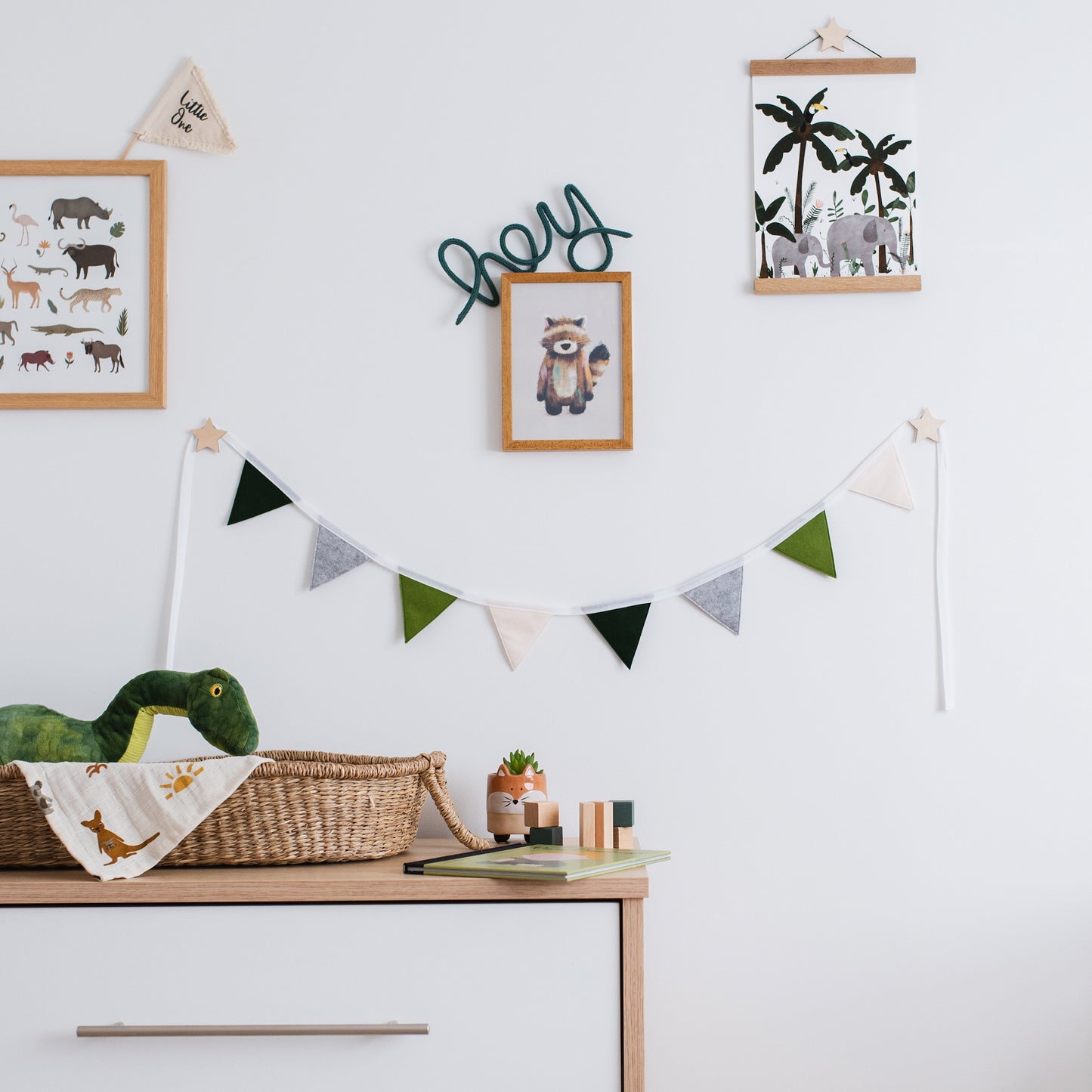 Green nursery decoration ideas - dinosaur theme